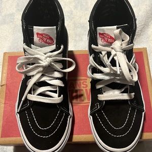 Unisex SK8-HI black/true white vans size 2.5